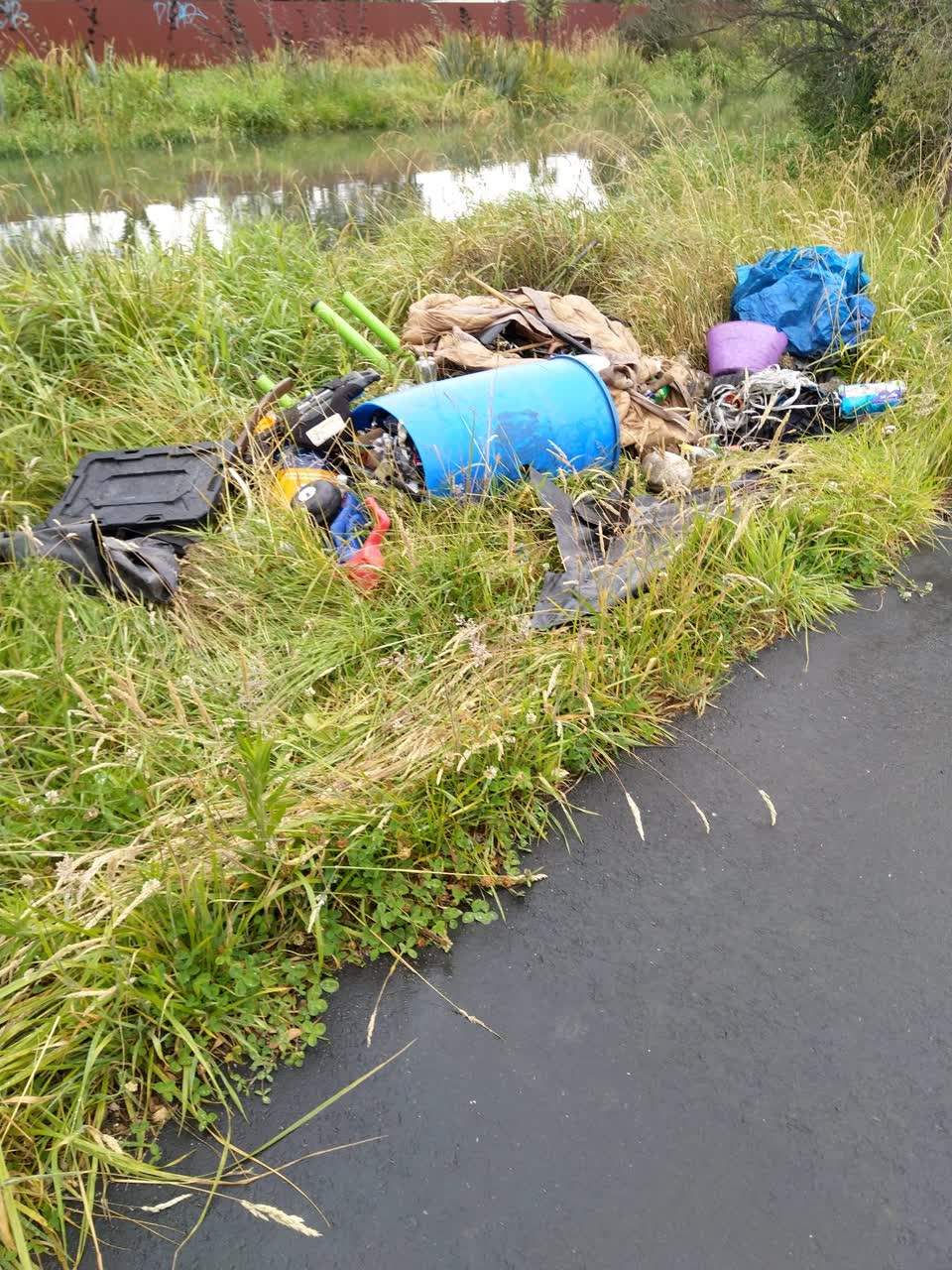 The photograph attached to this rubbish/recycling report