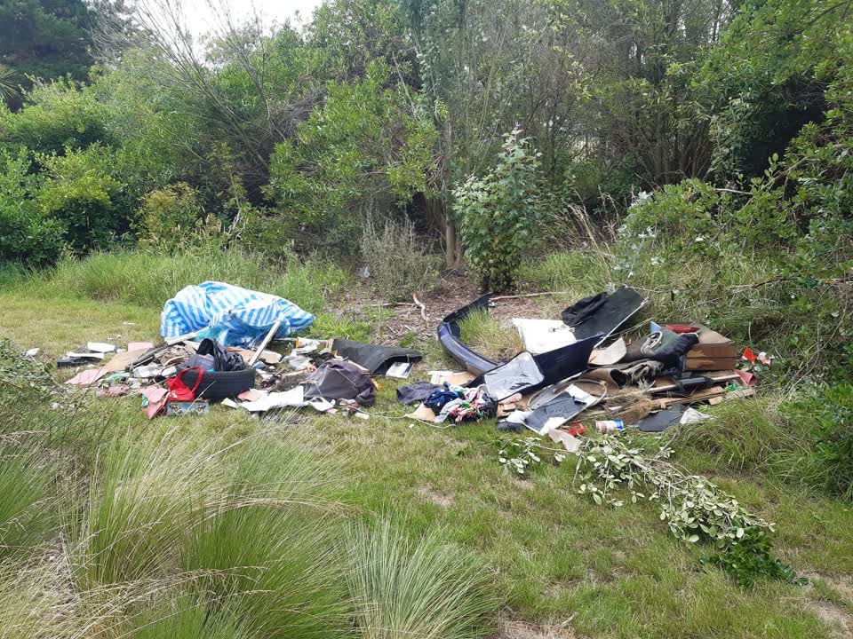 The photograph attached to this rubbish/recycling report