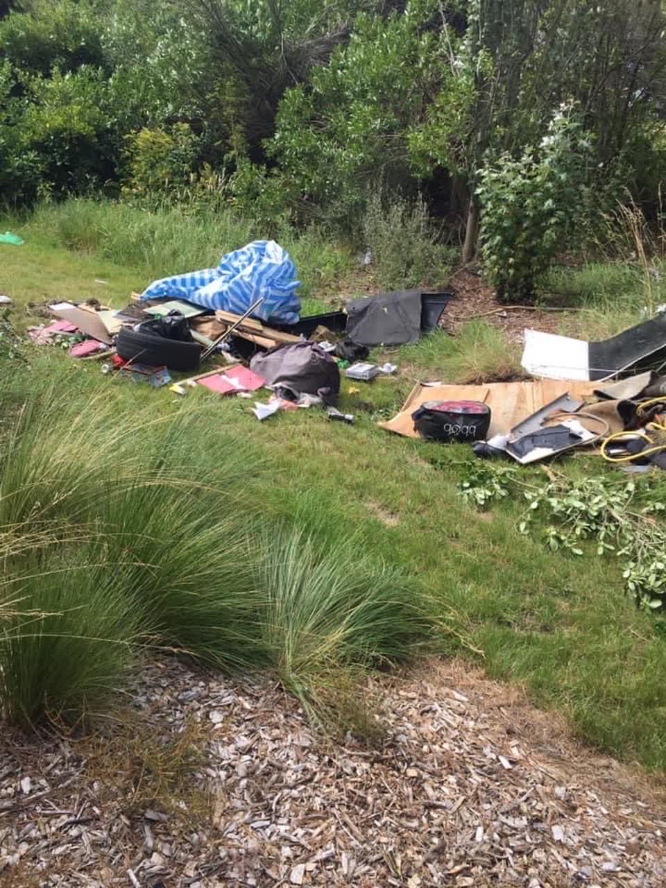 The photograph attached to this rubbish/recycling report