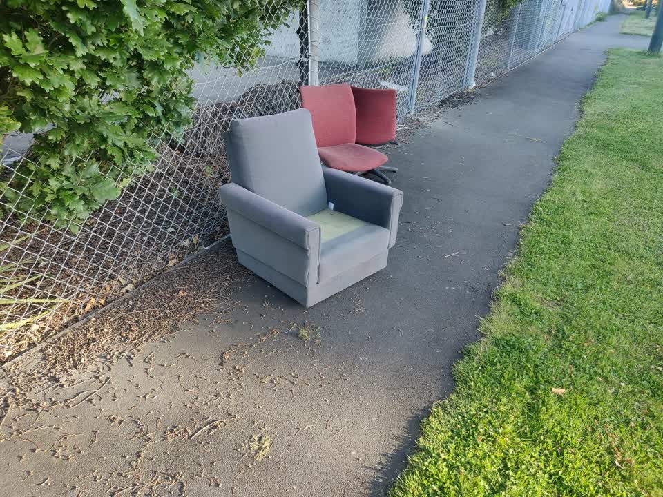 The photograph attached to this rubbish/recycling report