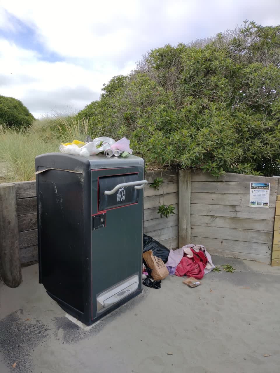 The photograph attached to this rubbish/recycling report