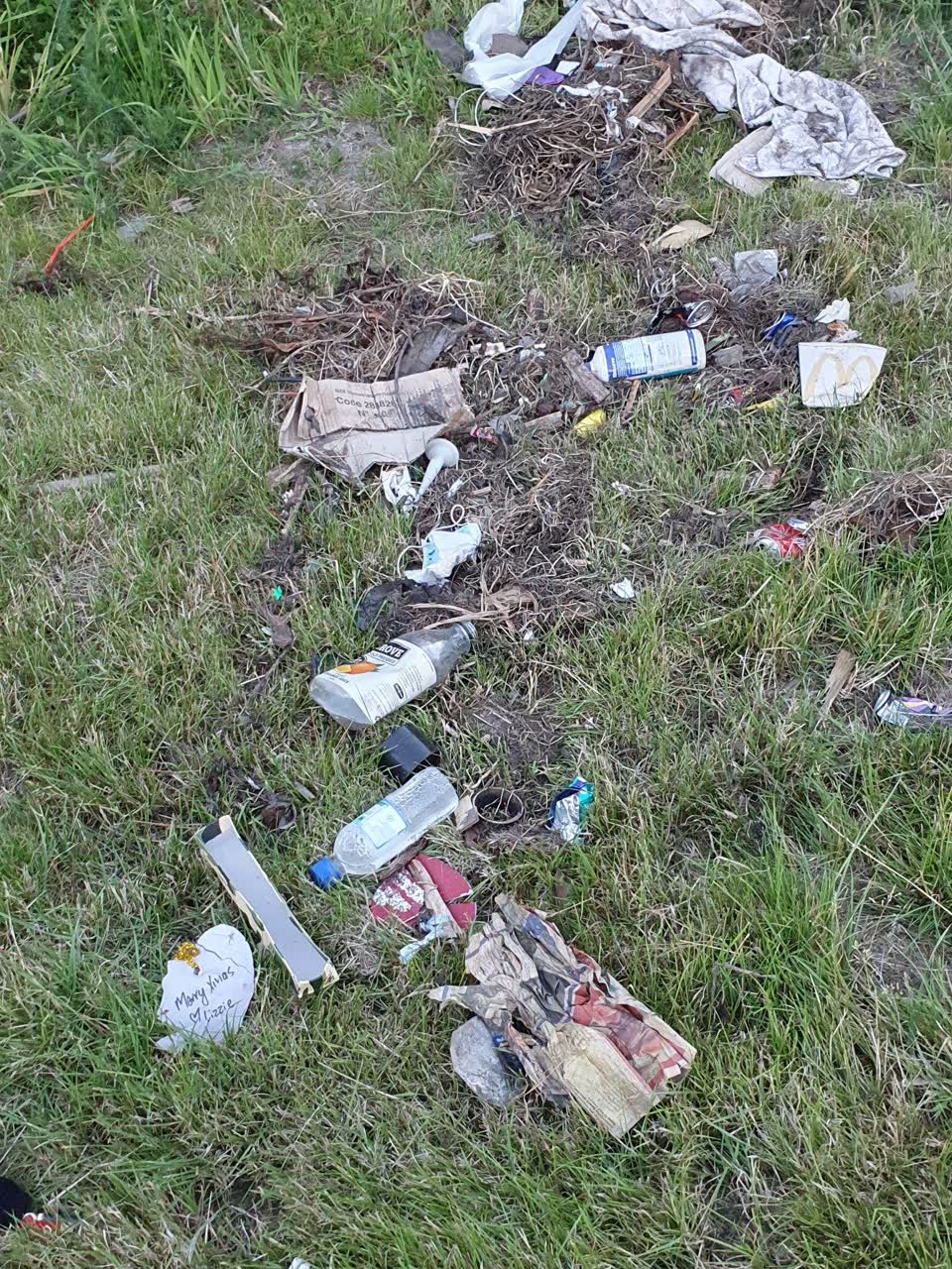The photograph attached to this rubbish/recycling report