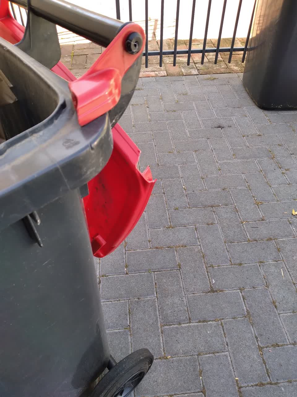 The photograph attached to this rubbish/recycling report