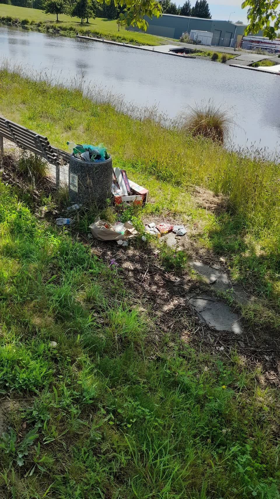 The photograph attached to this rubbish/recycling report