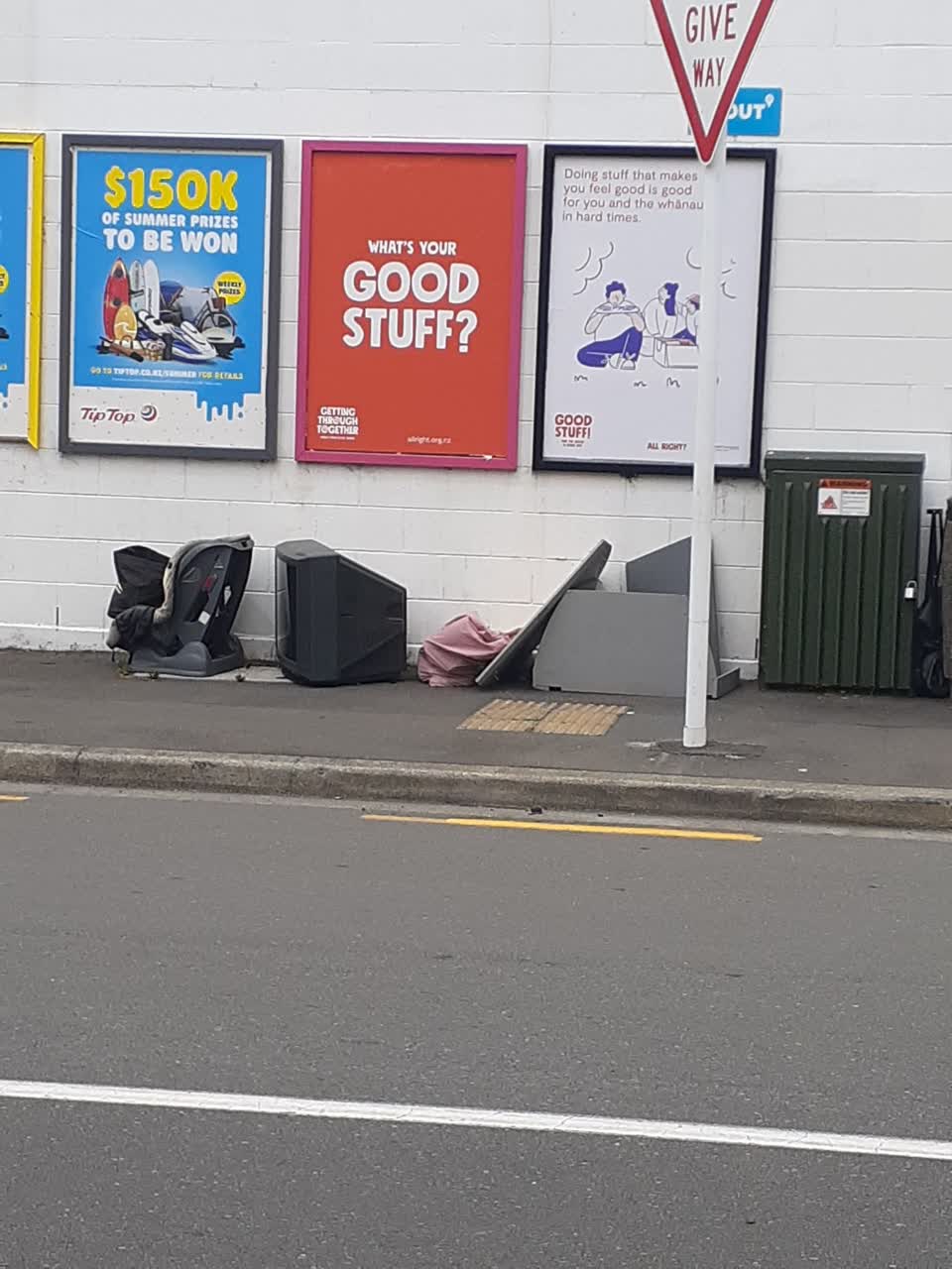 The photograph attached to this rubbish/recycling report