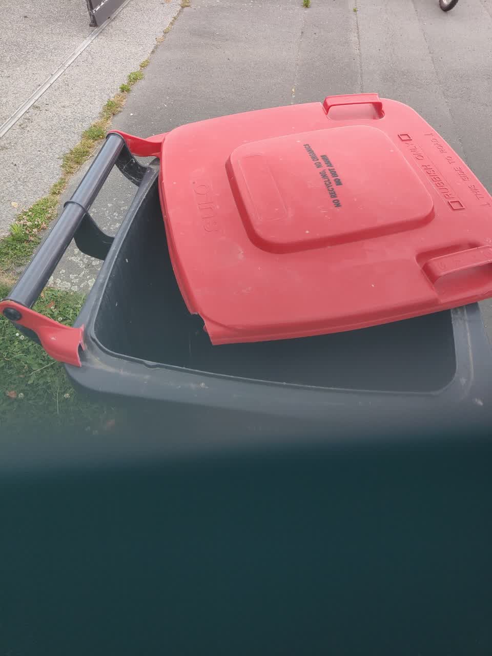 The photograph attached to this rubbish/recycling report