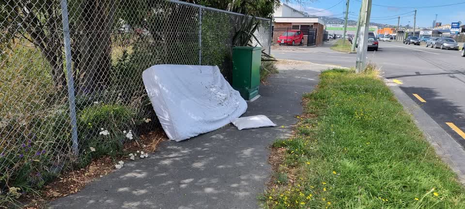 The photograph attached to this rubbish/recycling report