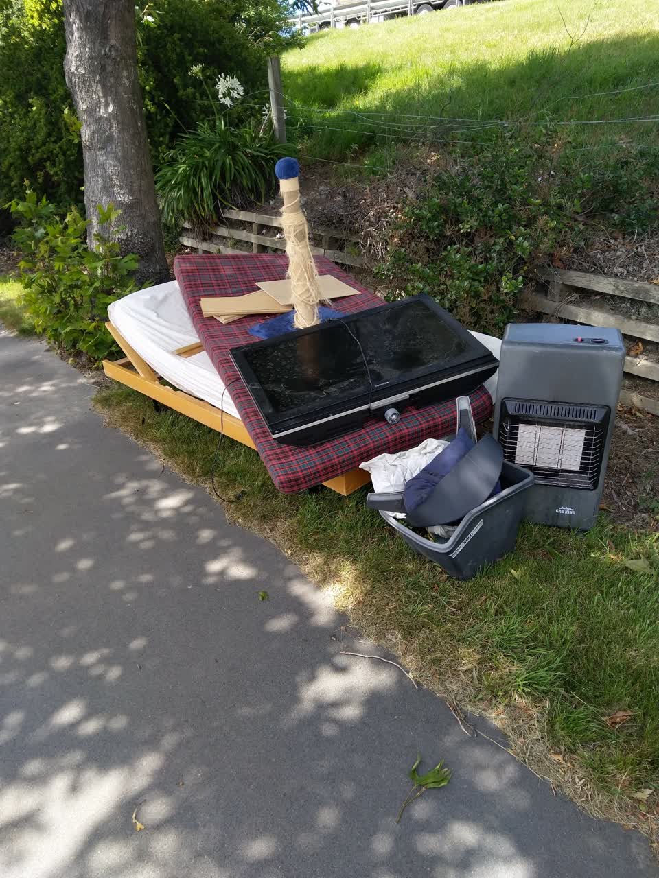 The photograph attached to this rubbish/recycling report