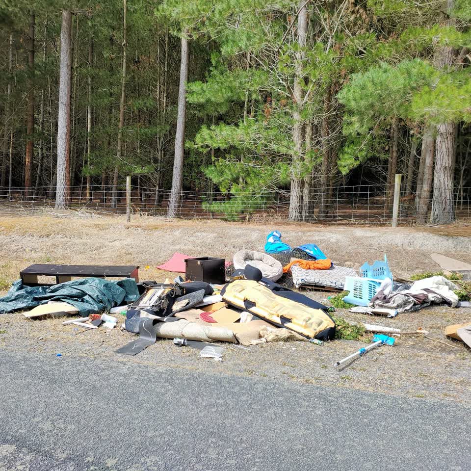 The photograph attached to this rubbish/recycling report