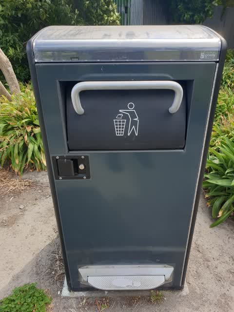 Rubbish/Recycling, a report photo