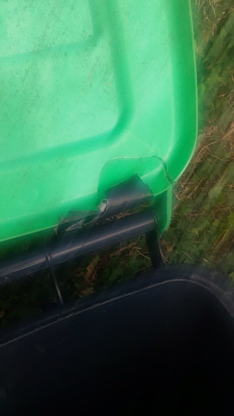 The photograph attached to this rubbish/recycling report