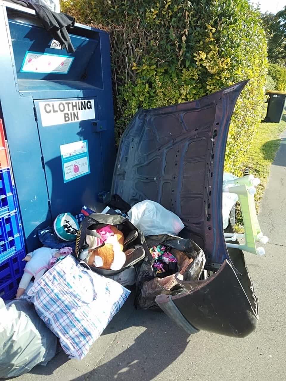 The photograph attached to this rubbish/recycling report