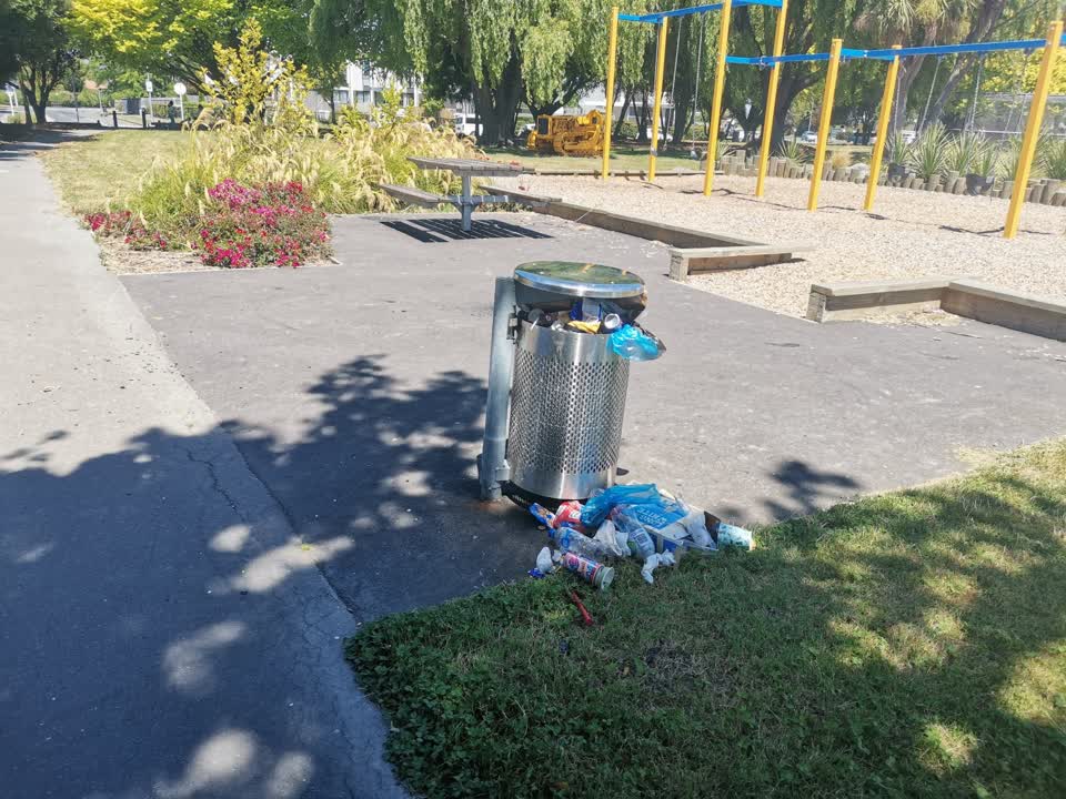 The photograph attached to this rubbish/recycling report