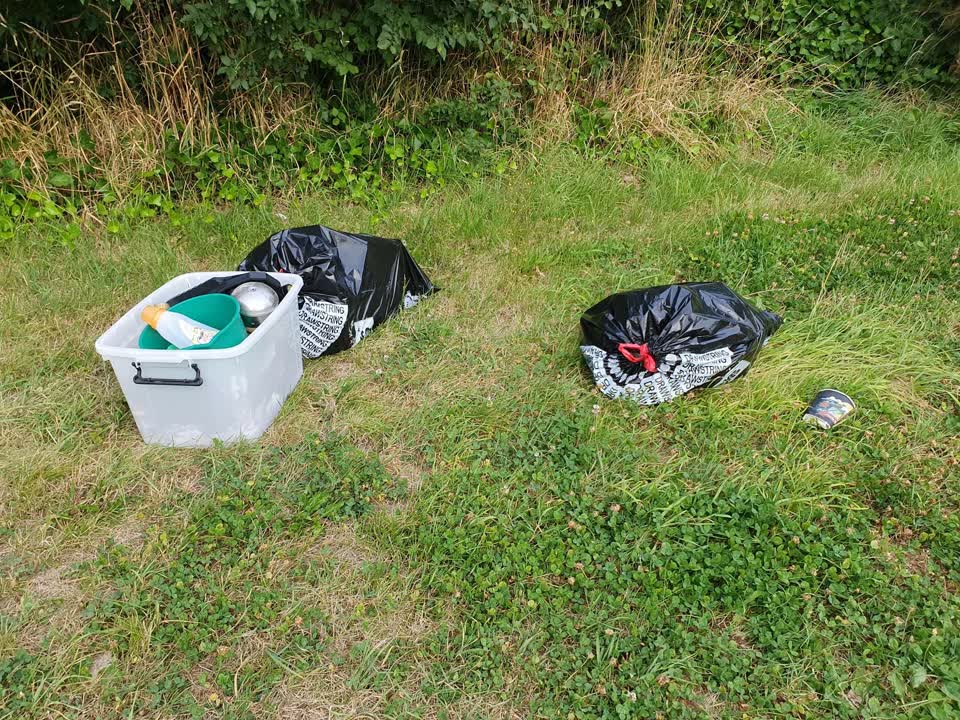 The photograph attached to this rubbish/recycling report
