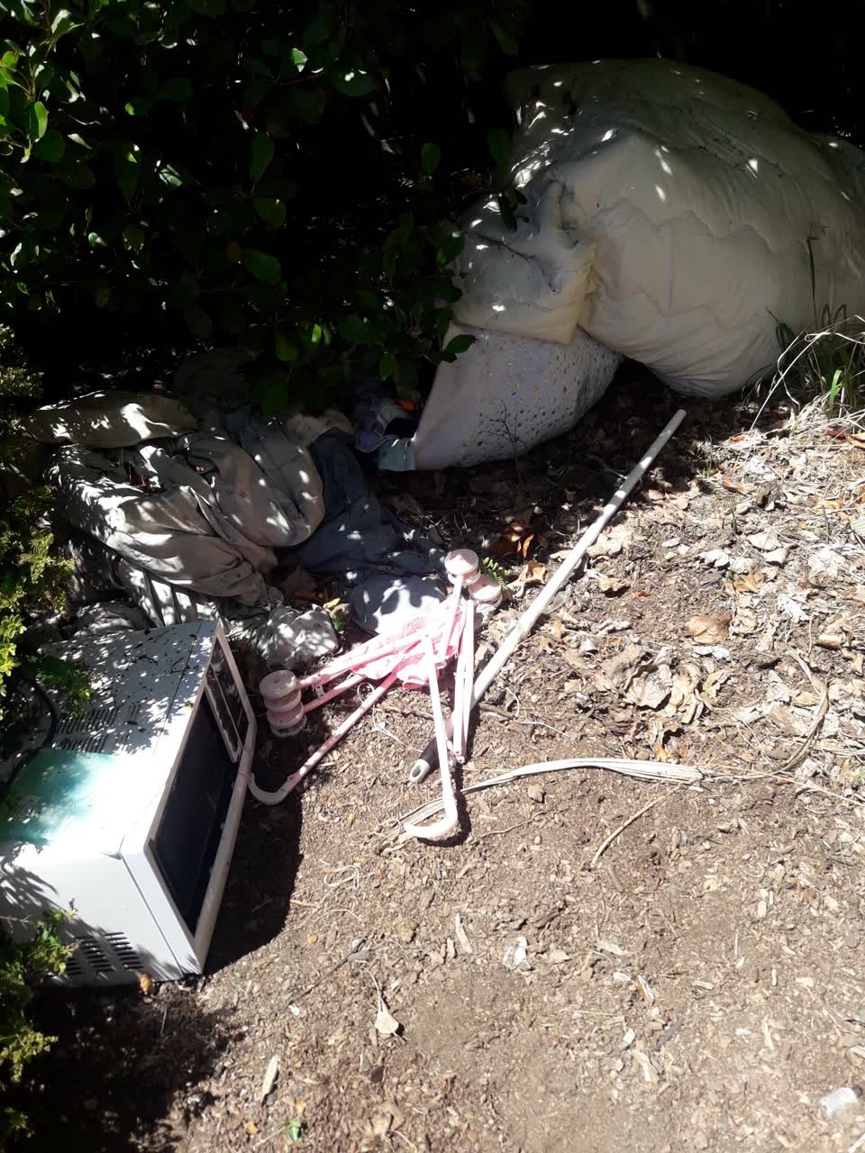 The photograph attached to this rubbish/recycling report