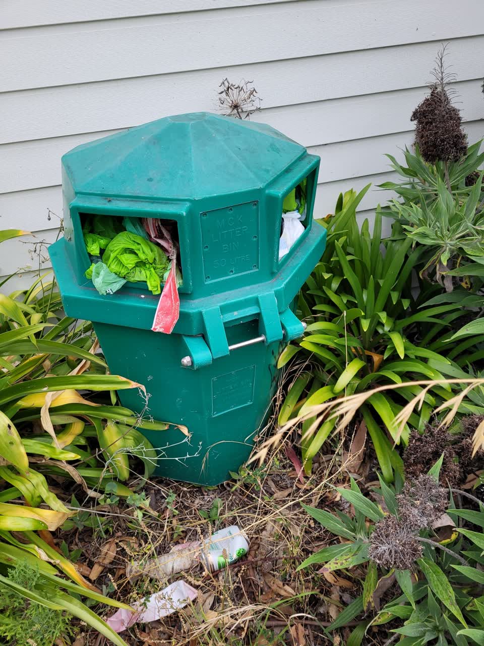 The photograph attached to this rubbish/recycling report