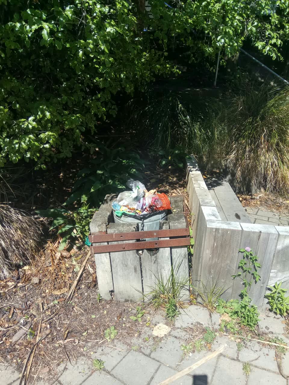 The photograph attached to this rubbish/recycling report