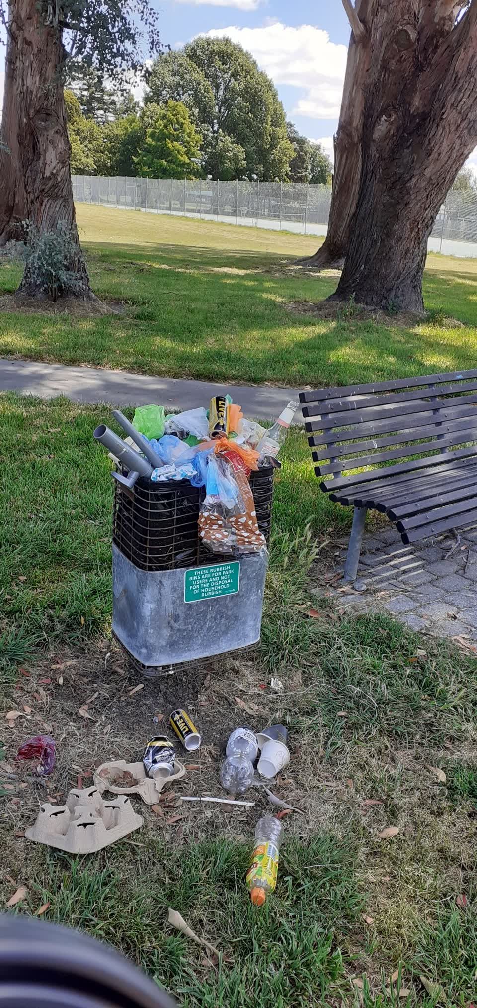The photograph attached to this rubbish/recycling report