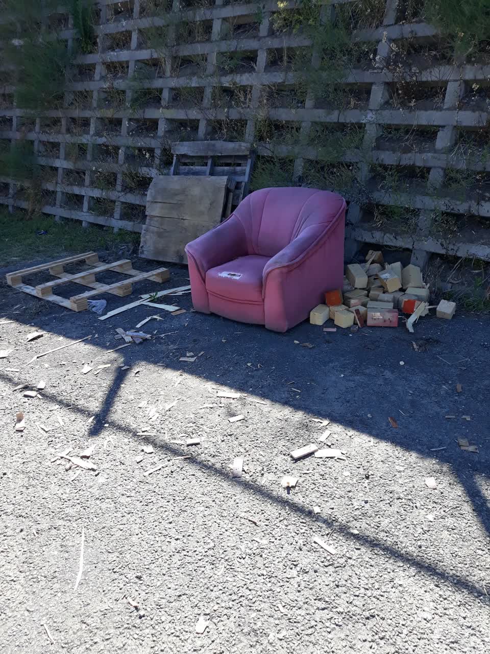 The photograph attached to this rubbish/recycling report