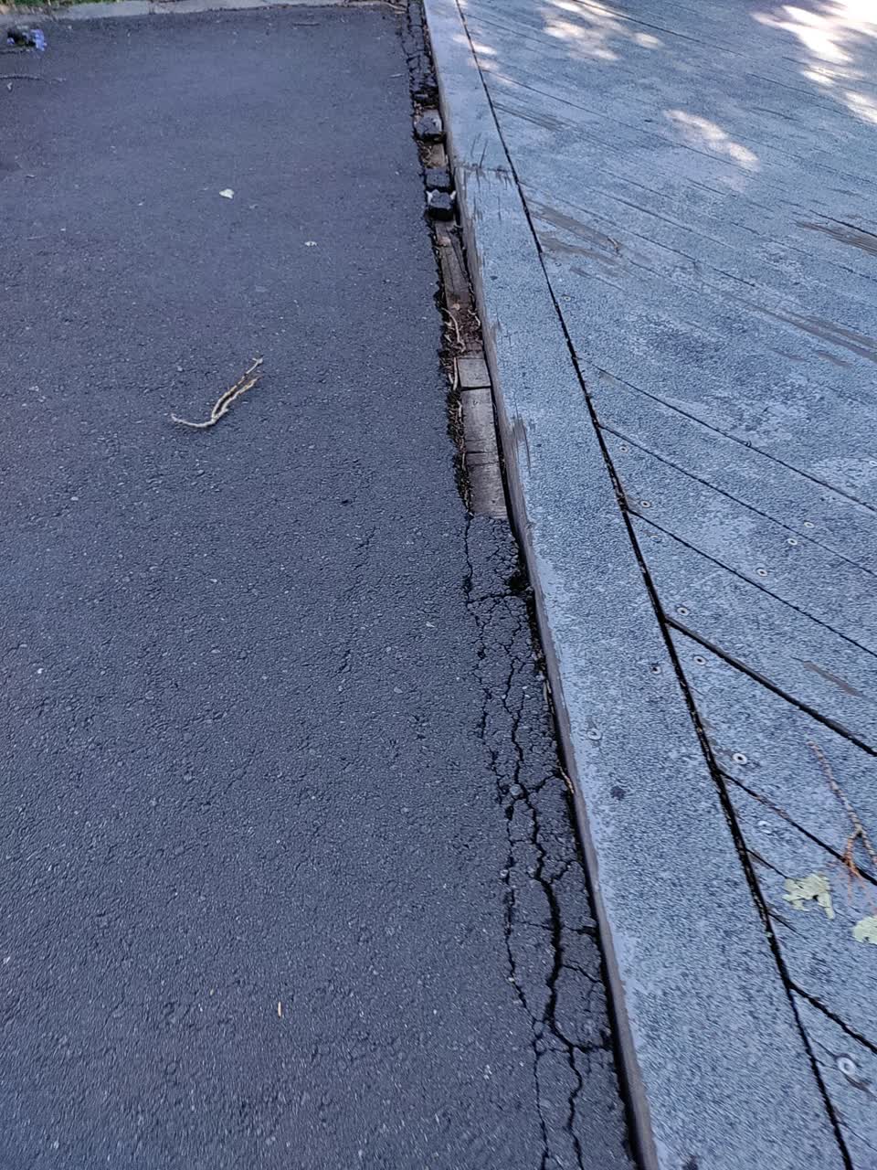 The photograph attached to this roading/streets report