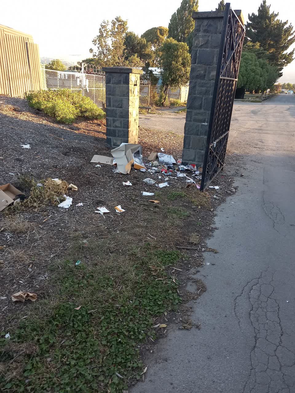 The photograph attached to this rubbish/recycling report
