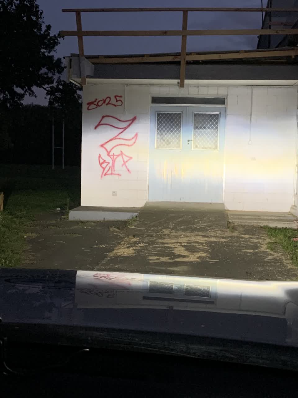 The photograph attached to this graffiti report