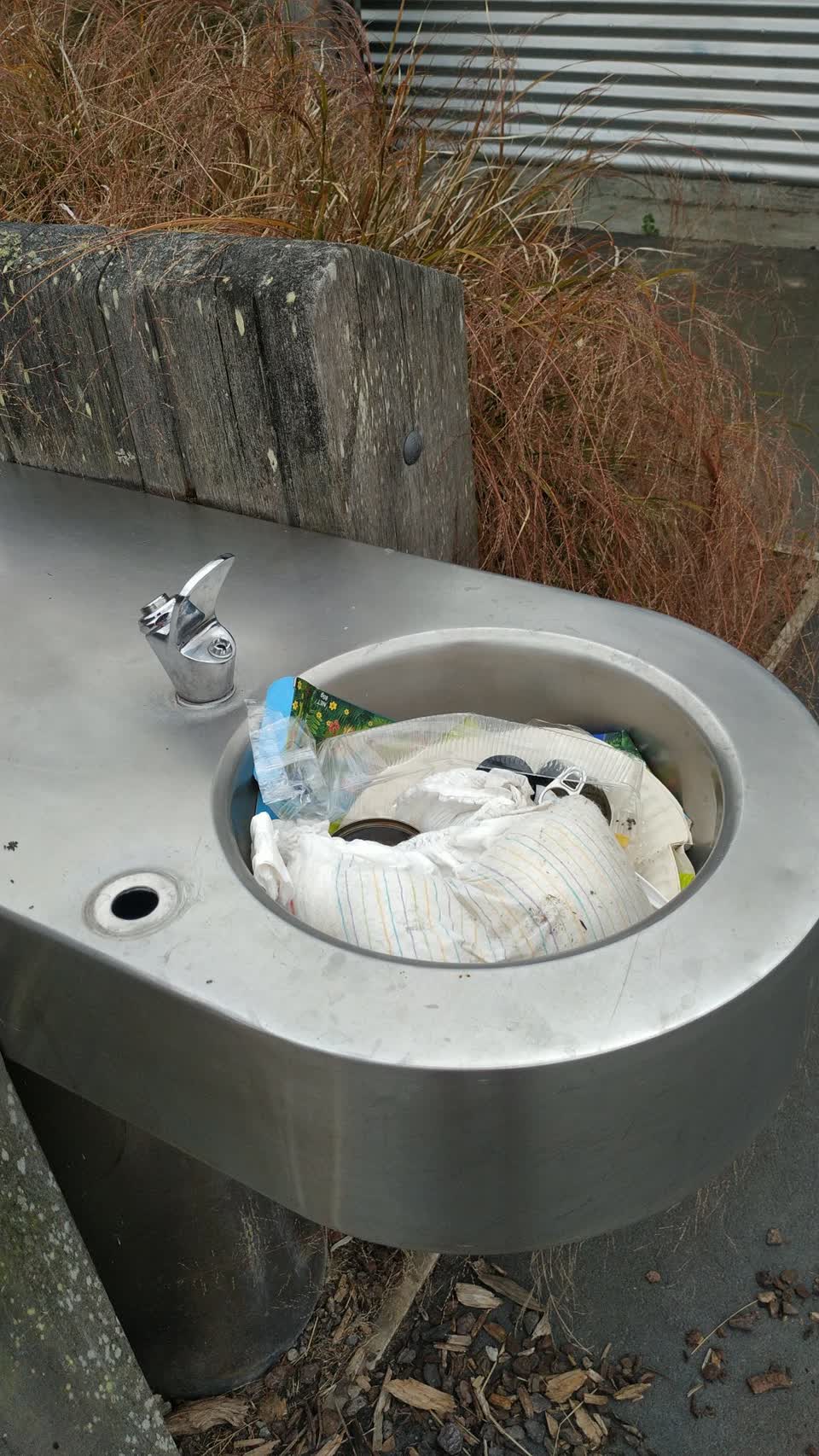 The photograph attached to this rubbish/recycling report