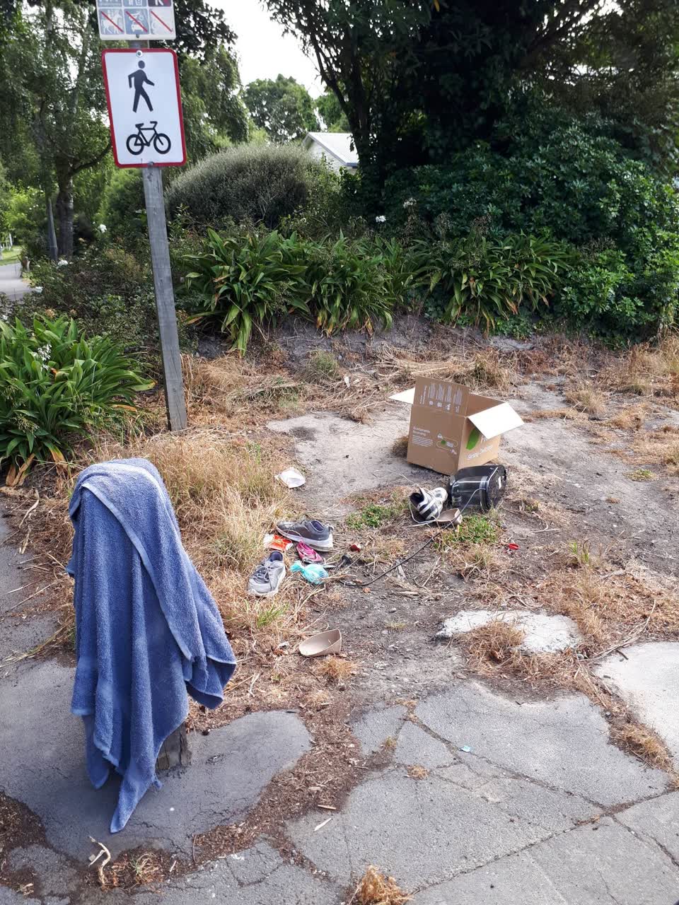 The photograph attached to this rubbish/recycling report