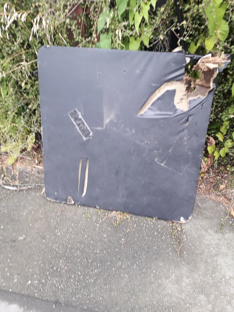 The photograph attached to this rubbish/recycling report