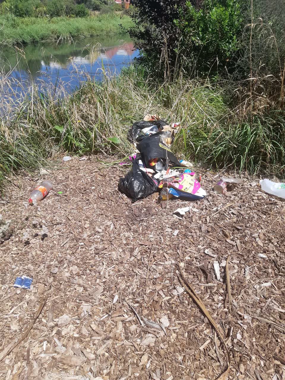 The photograph attached to this rubbish/recycling report