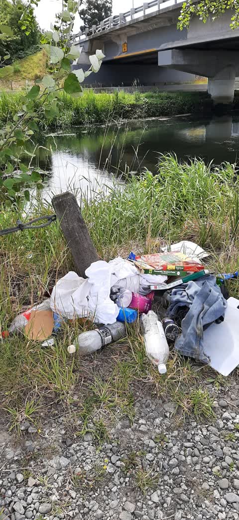 Rubbish/Recycling, a report photo