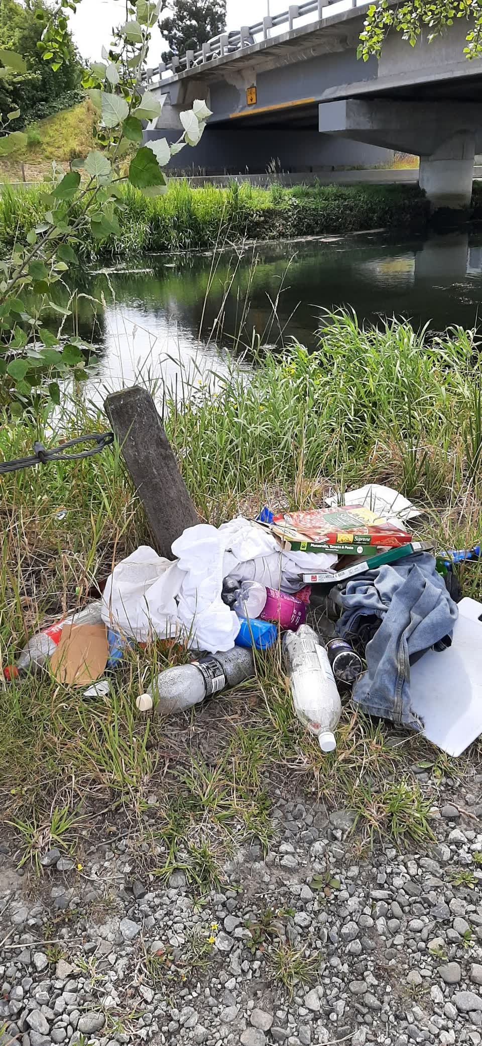 The photograph attached to this rubbish/recycling report