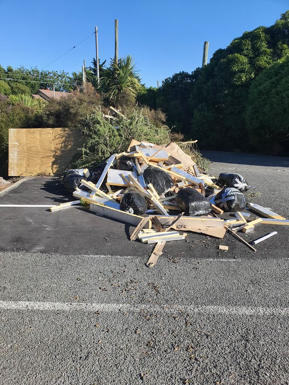 The photograph attached to this rubbish/recycling report