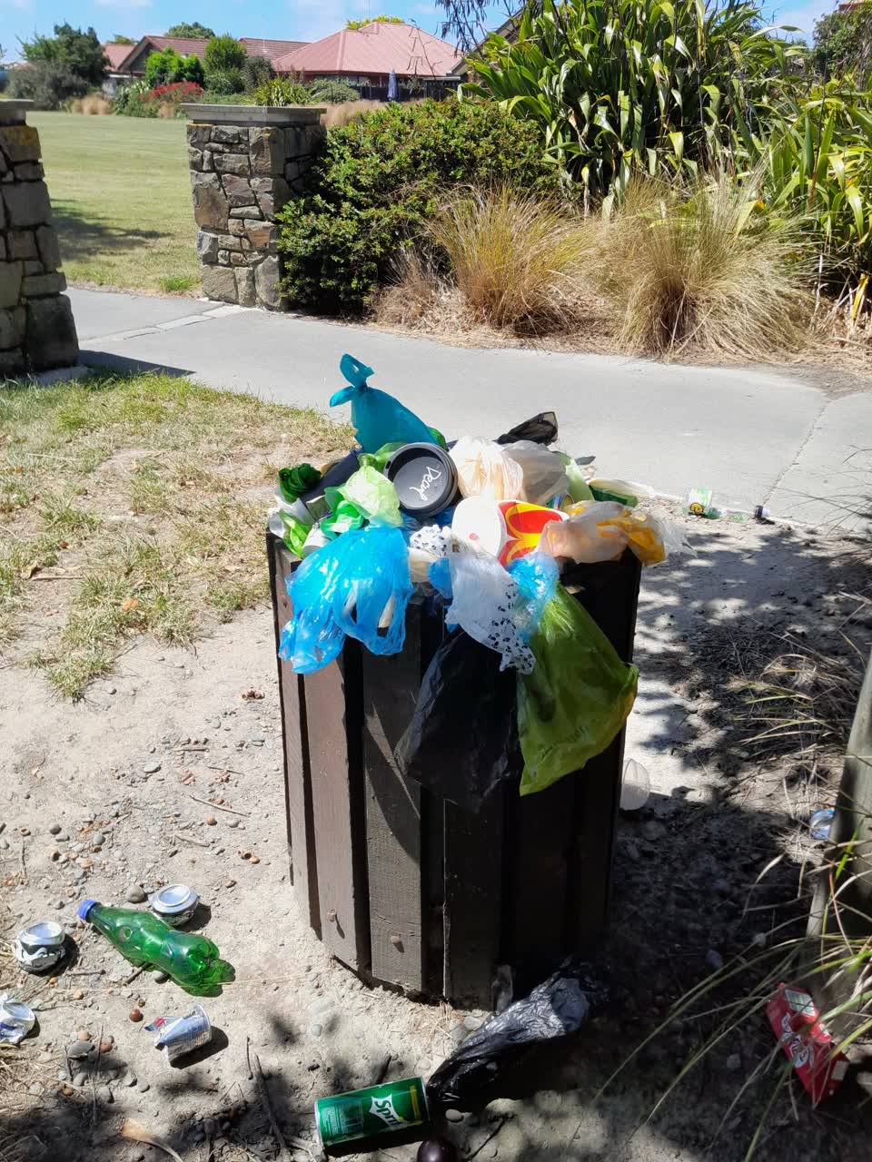 The photograph attached to this rubbish/recycling report