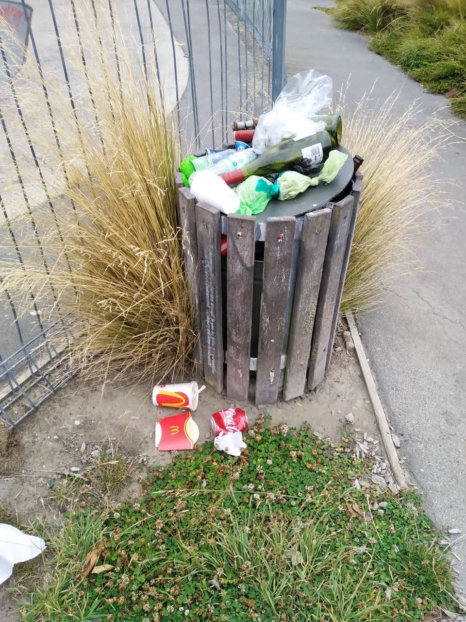 The photograph attached to this rubbish/recycling report