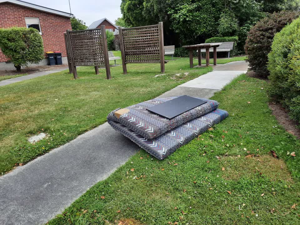 The photograph attached to this rubbish/recycling report