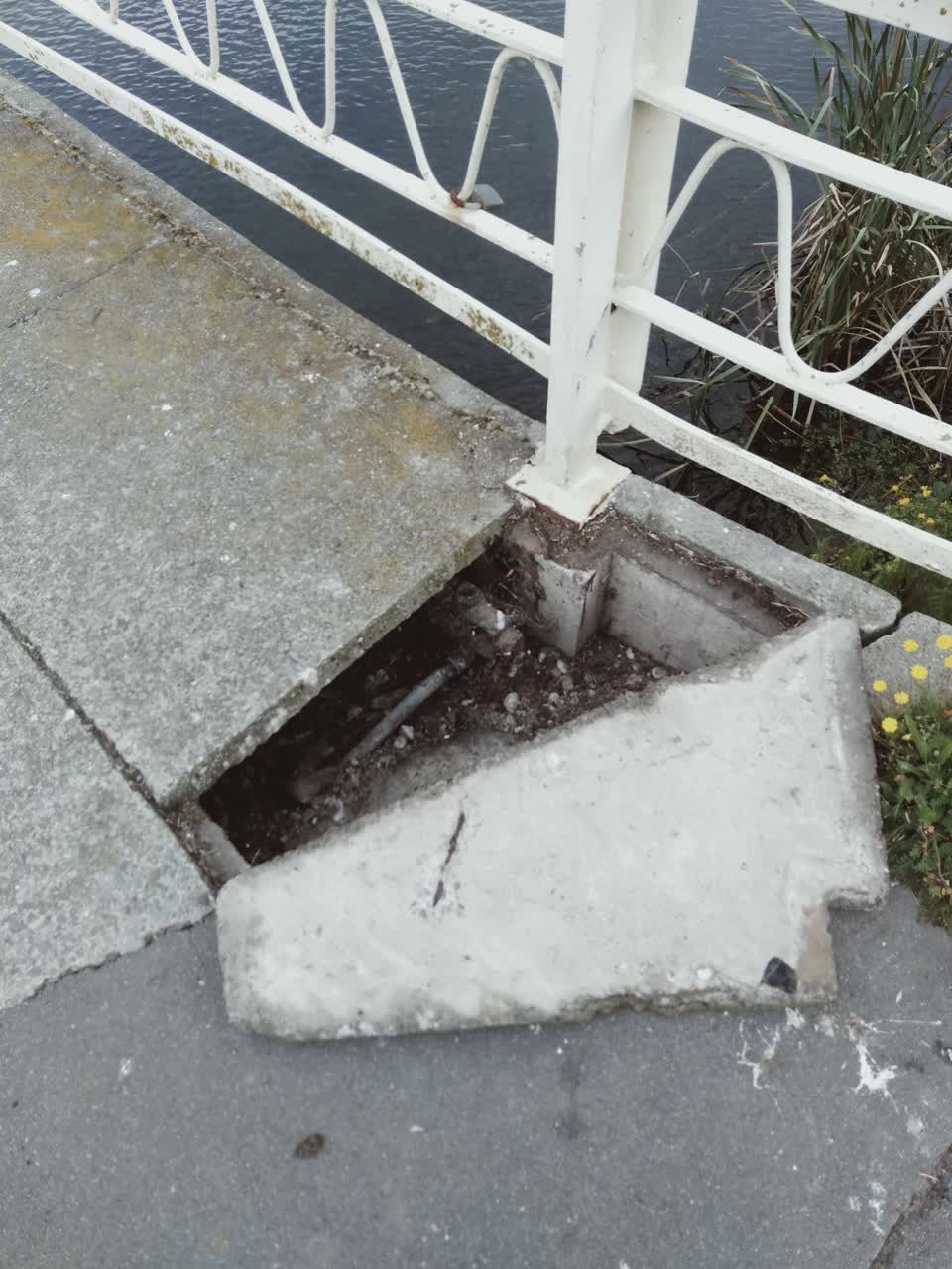 The photograph attached to this roading/streets report