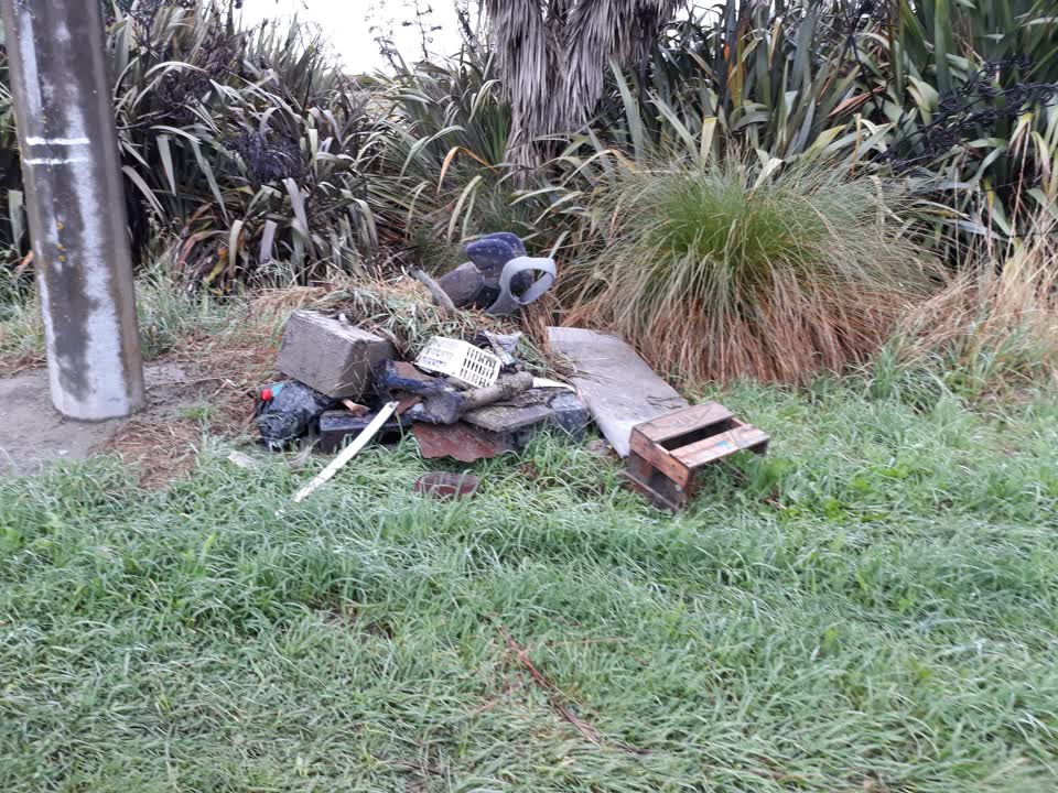The photograph attached to this rubbish/recycling report