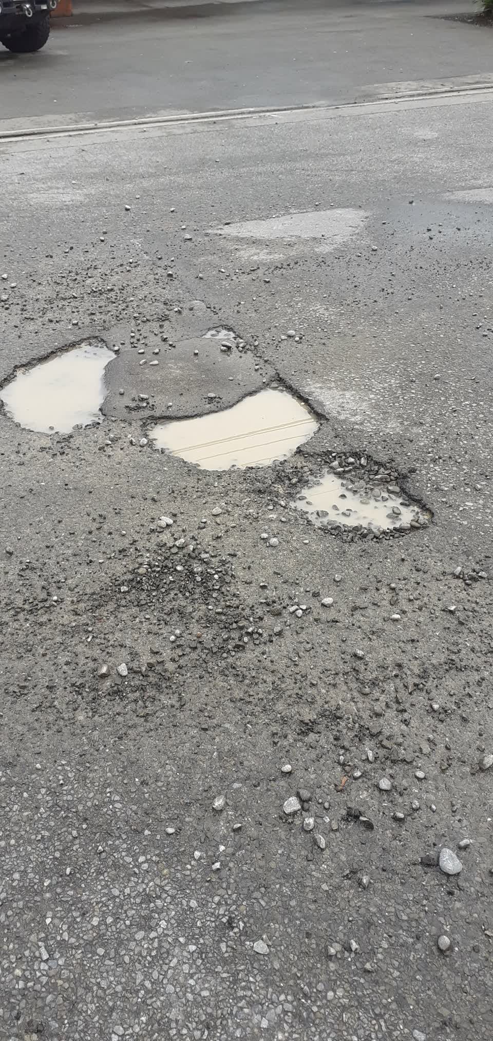 The photograph attached to this roading/streets report