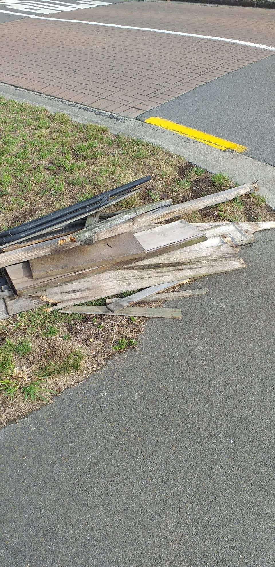 The photograph attached to this rubbish/recycling report