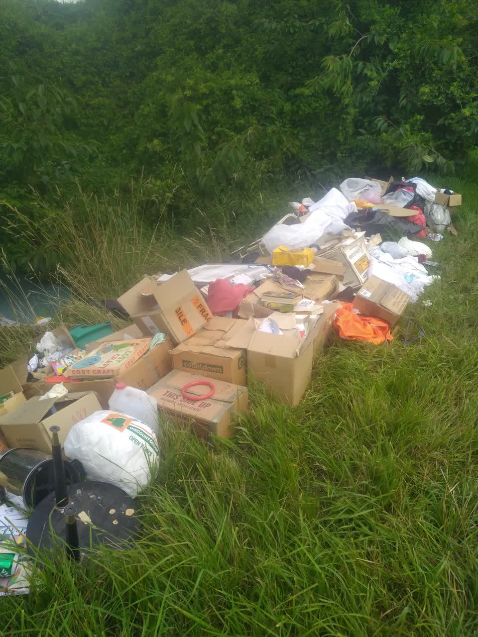 The photograph attached to this rubbish/recycling report