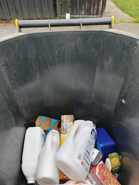 Rubbish/Recycling, a report photo