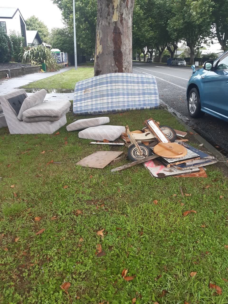 The photograph attached to this rubbish/recycling report