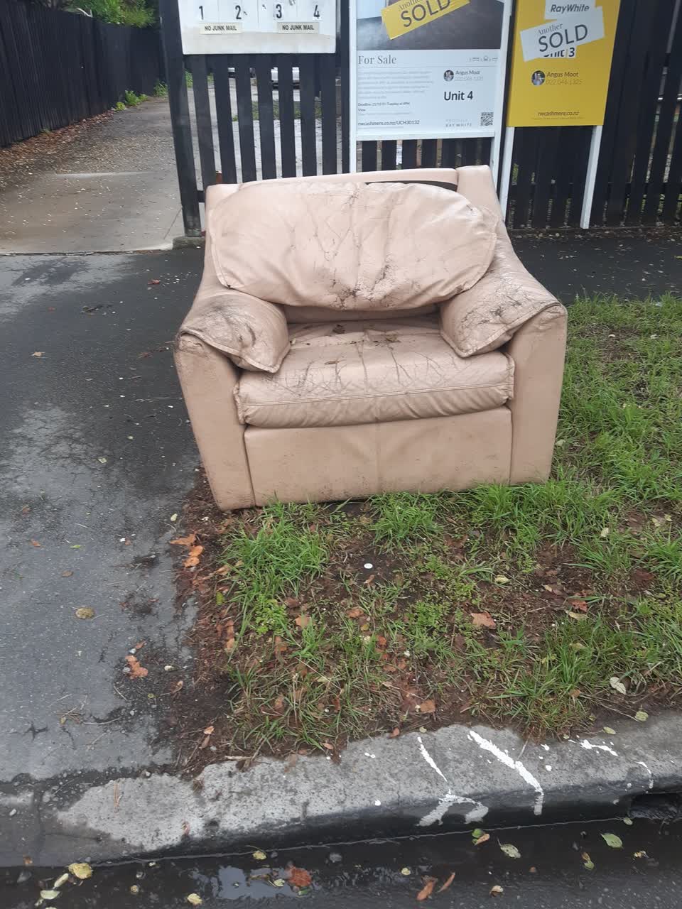 The photograph attached to this rubbish/recycling report