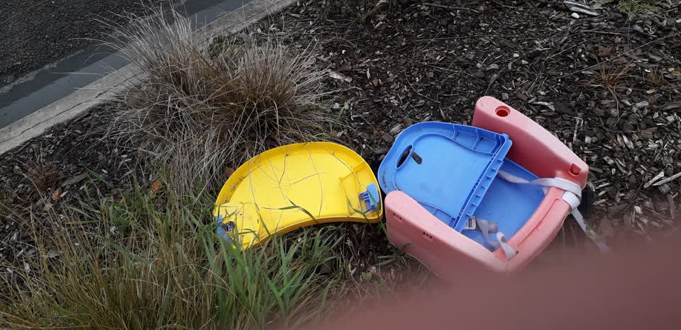 The photograph attached to this rubbish/recycling report