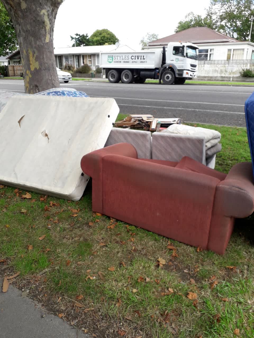 The photograph attached to this rubbish/recycling report