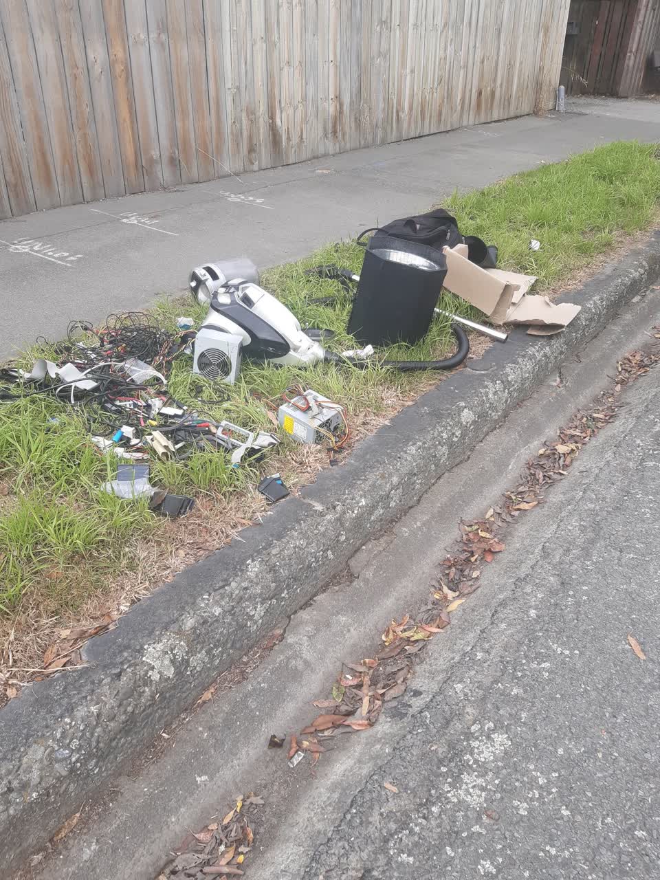 The photograph attached to this rubbish/recycling report