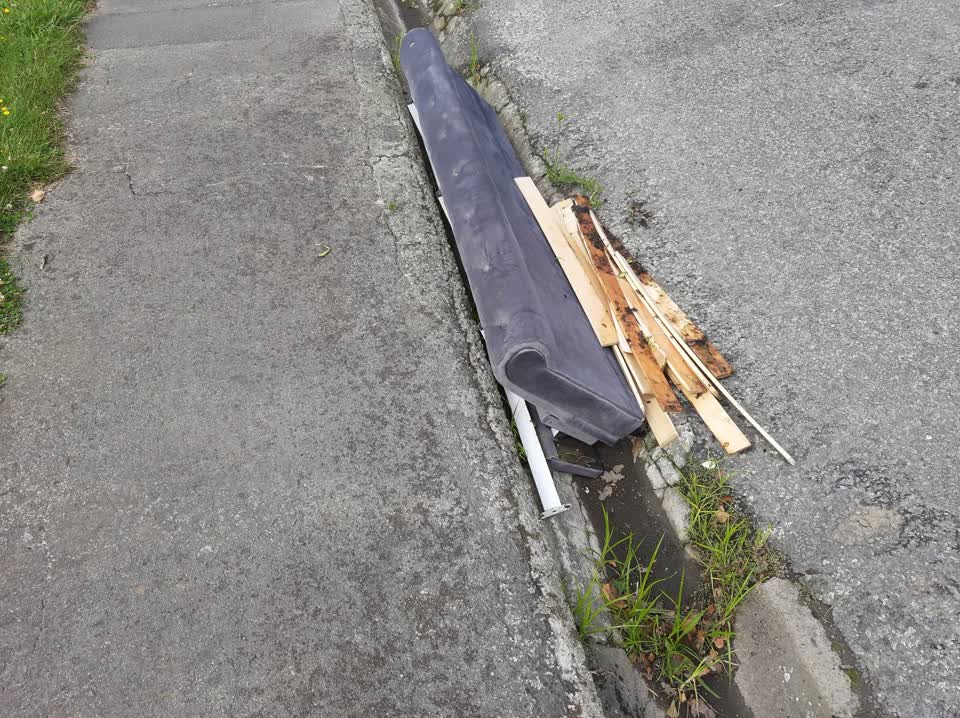 The photograph attached to this rubbish/recycling report