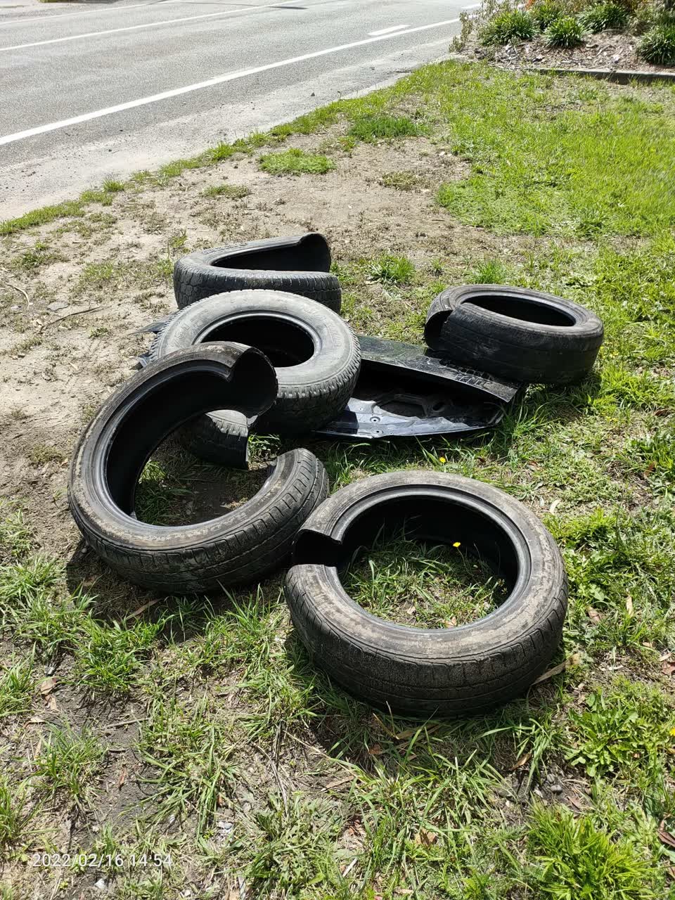The photograph attached to this rubbish/recycling report