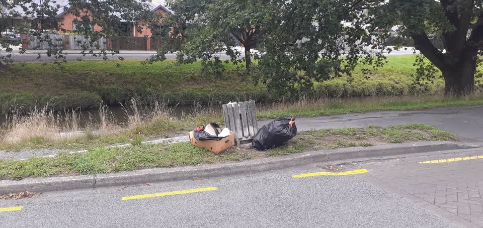 The photograph attached to this rubbish/recycling report